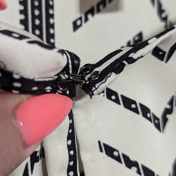 Diane von Furstenberg 'Maya' Print Stretch Silk Black and White Top - Picture 9 of 12